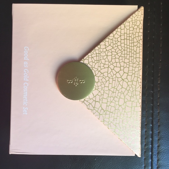 Compact Makeup - Picture 2 of 3